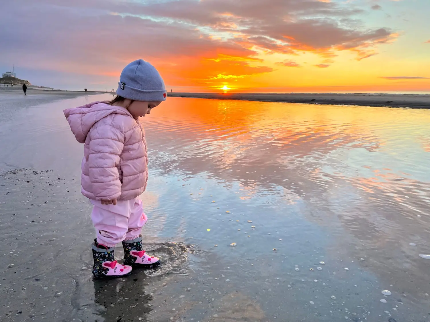 Kinder spielen am Strand von Vermietservice Ilyes