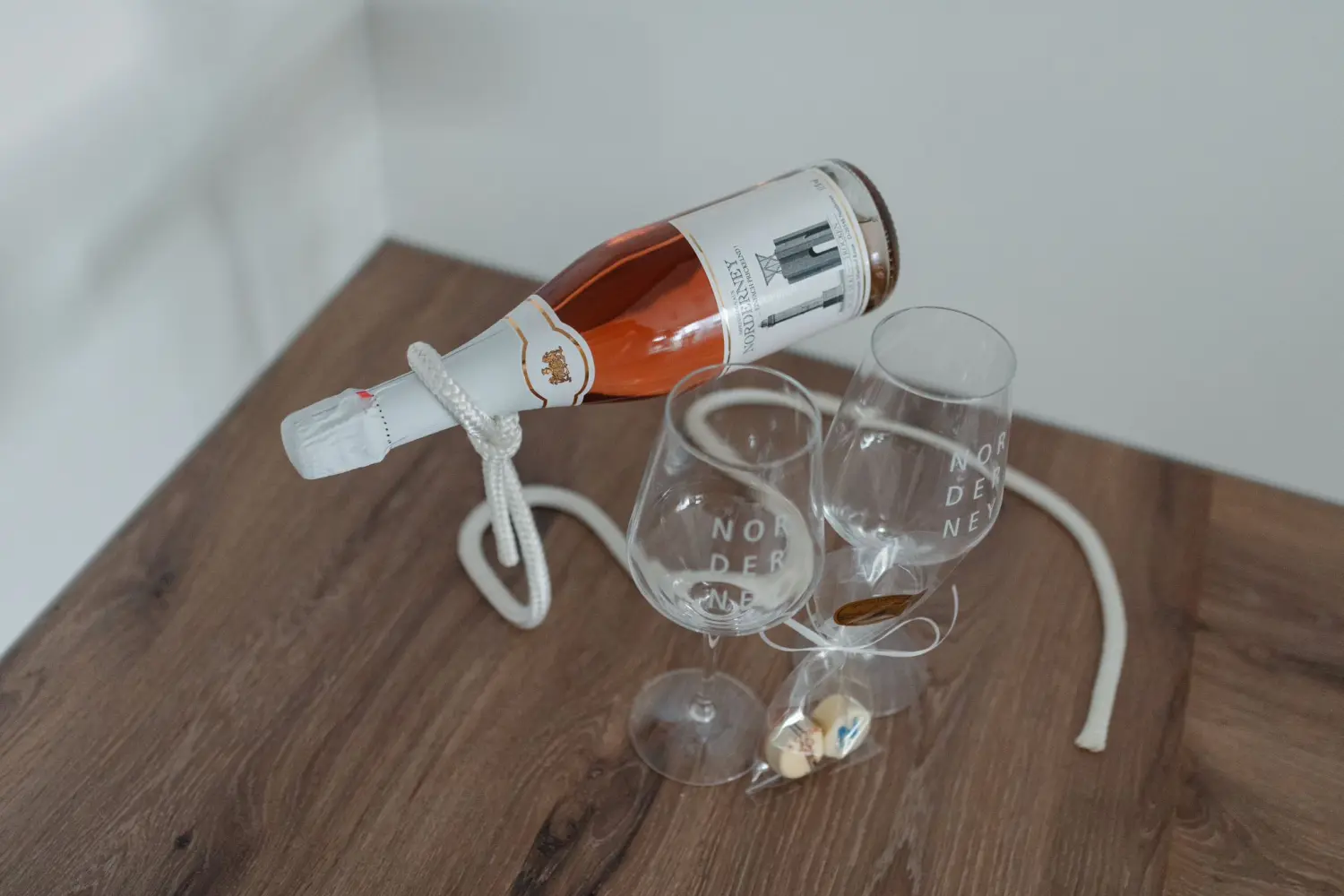 Wohnung Inselschatz Zimmer Weingläser auf einem Tisch von Vermietservice Ilyes