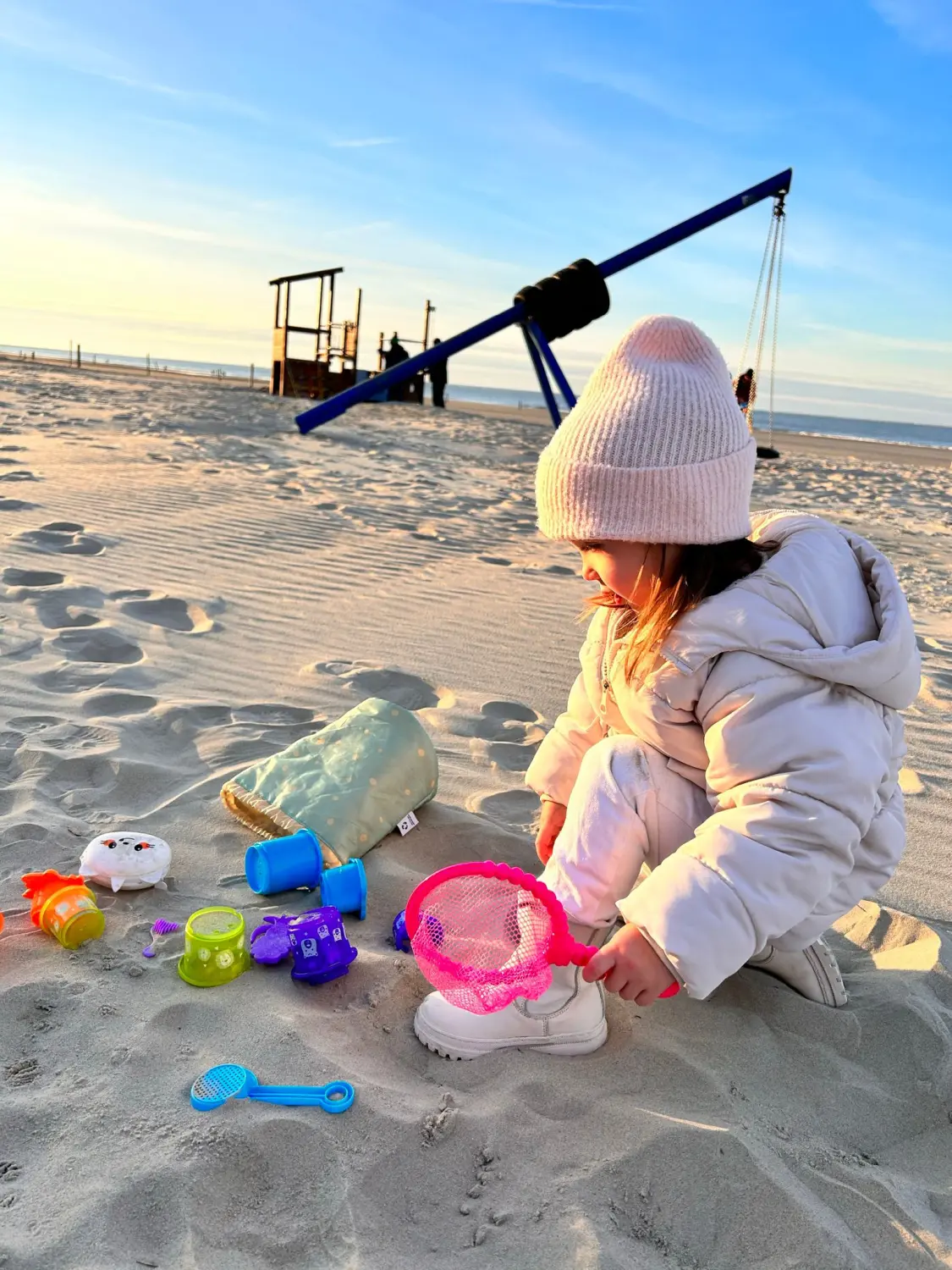 Kinder spielen am Strand von Vermietservice Ilyes