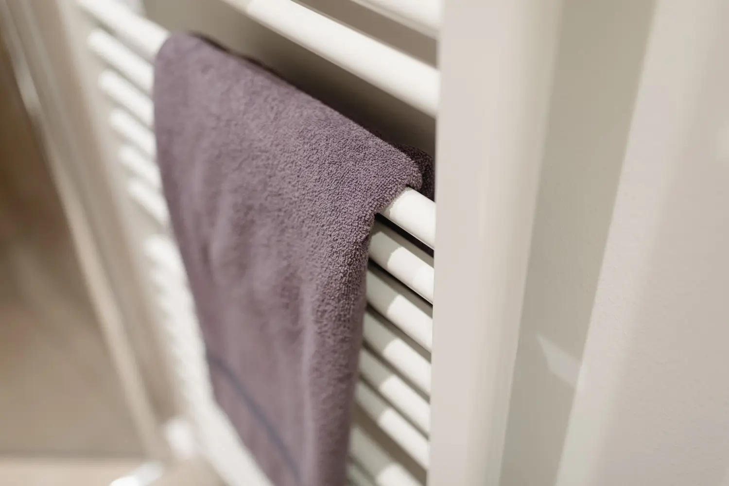 Wohnung Inselschatz Handtuch hängt an einer Badezimmertür von Vermietservice Ilyes