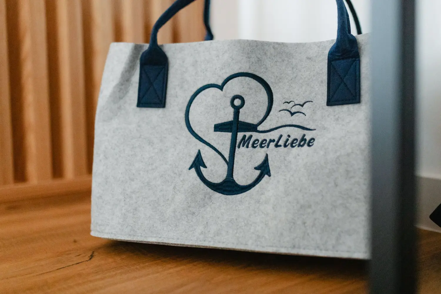 Wohnung Inselschatz Tasche auf Holzboden von Vermietservice Ilyes