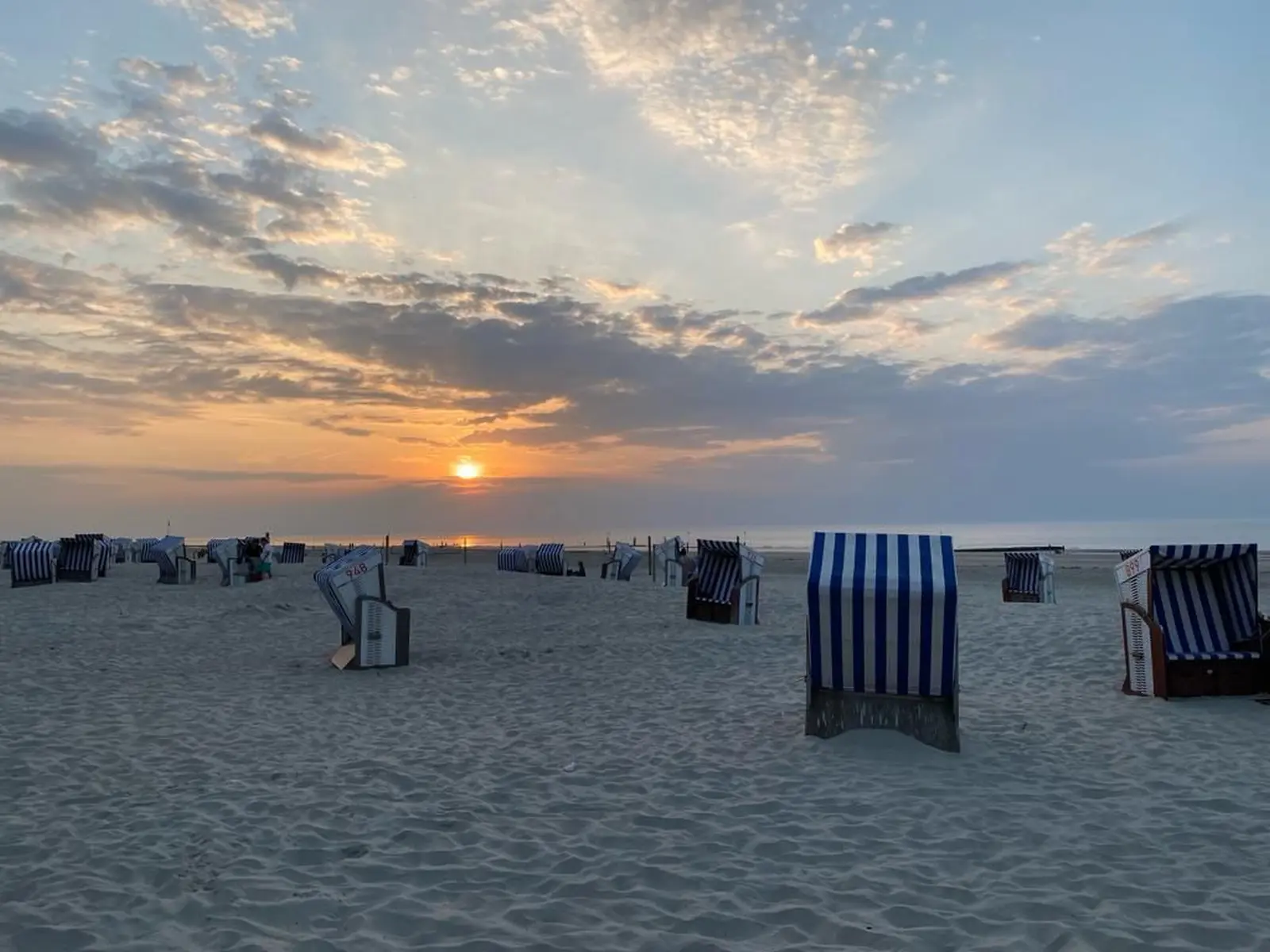 Wohnung Inselschatz Sonnenuntergang am Strand von Vermietservice Ilyes