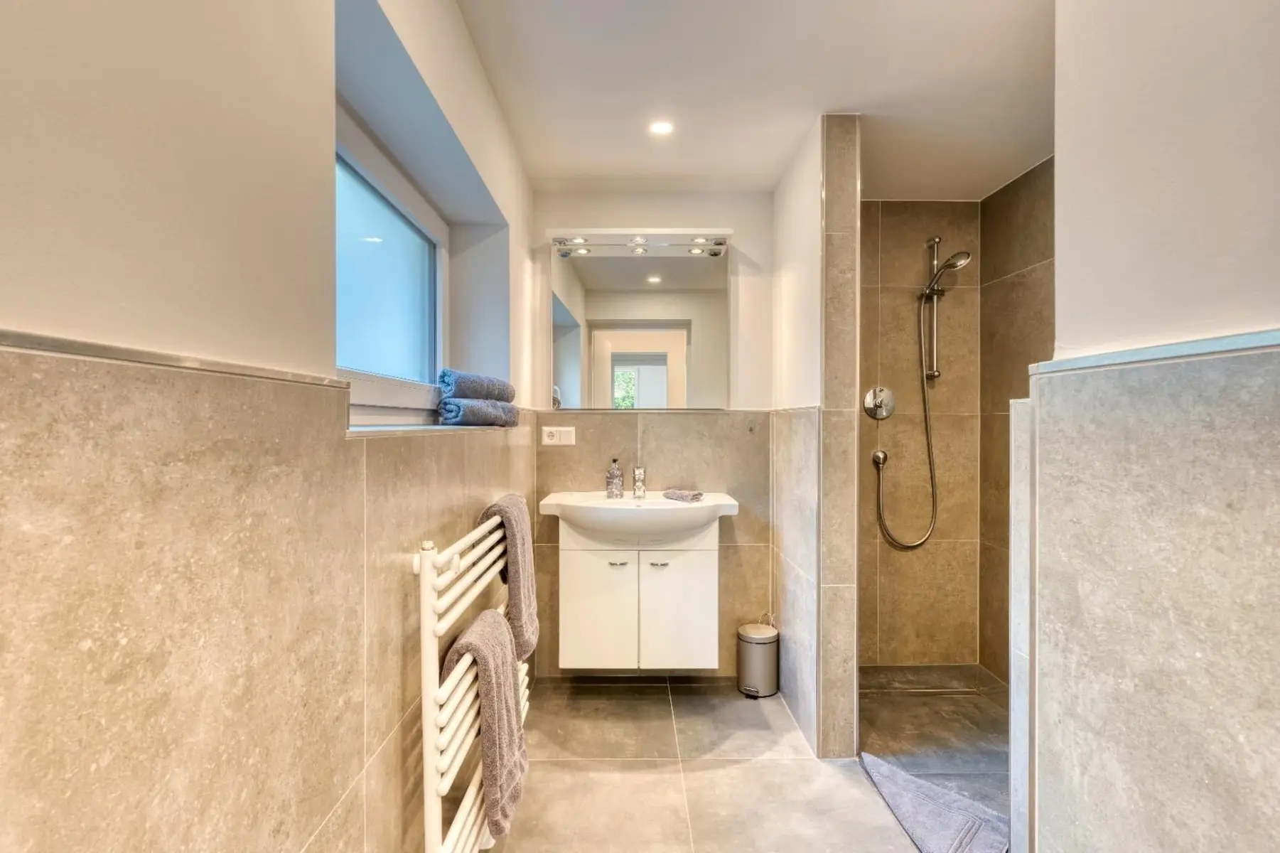 Wohnung Inselschatz Badezimmer von Vermietservice Ilyes