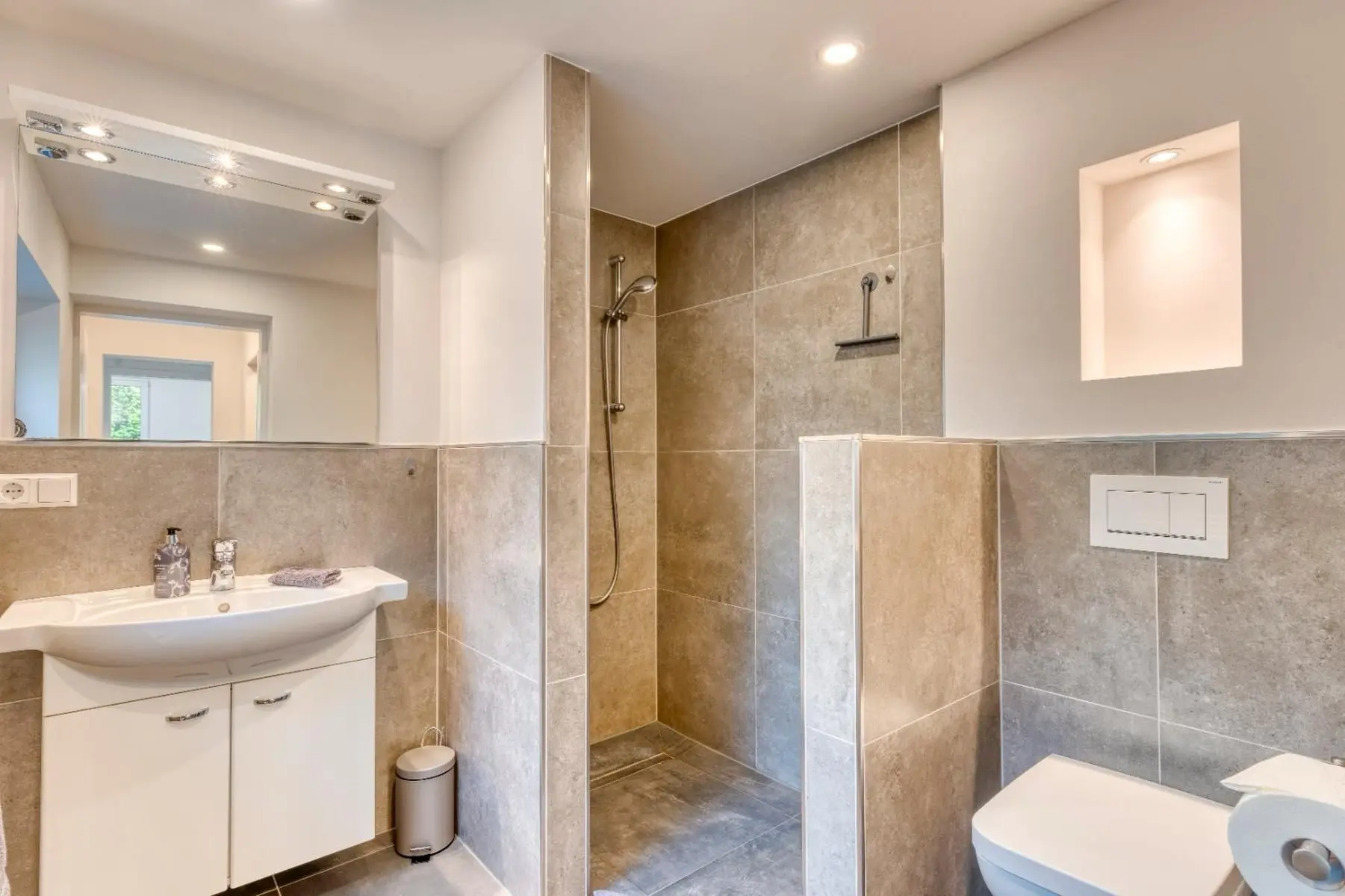 Wohnung E-24 Badezimmer von Vermietservice Ilyes