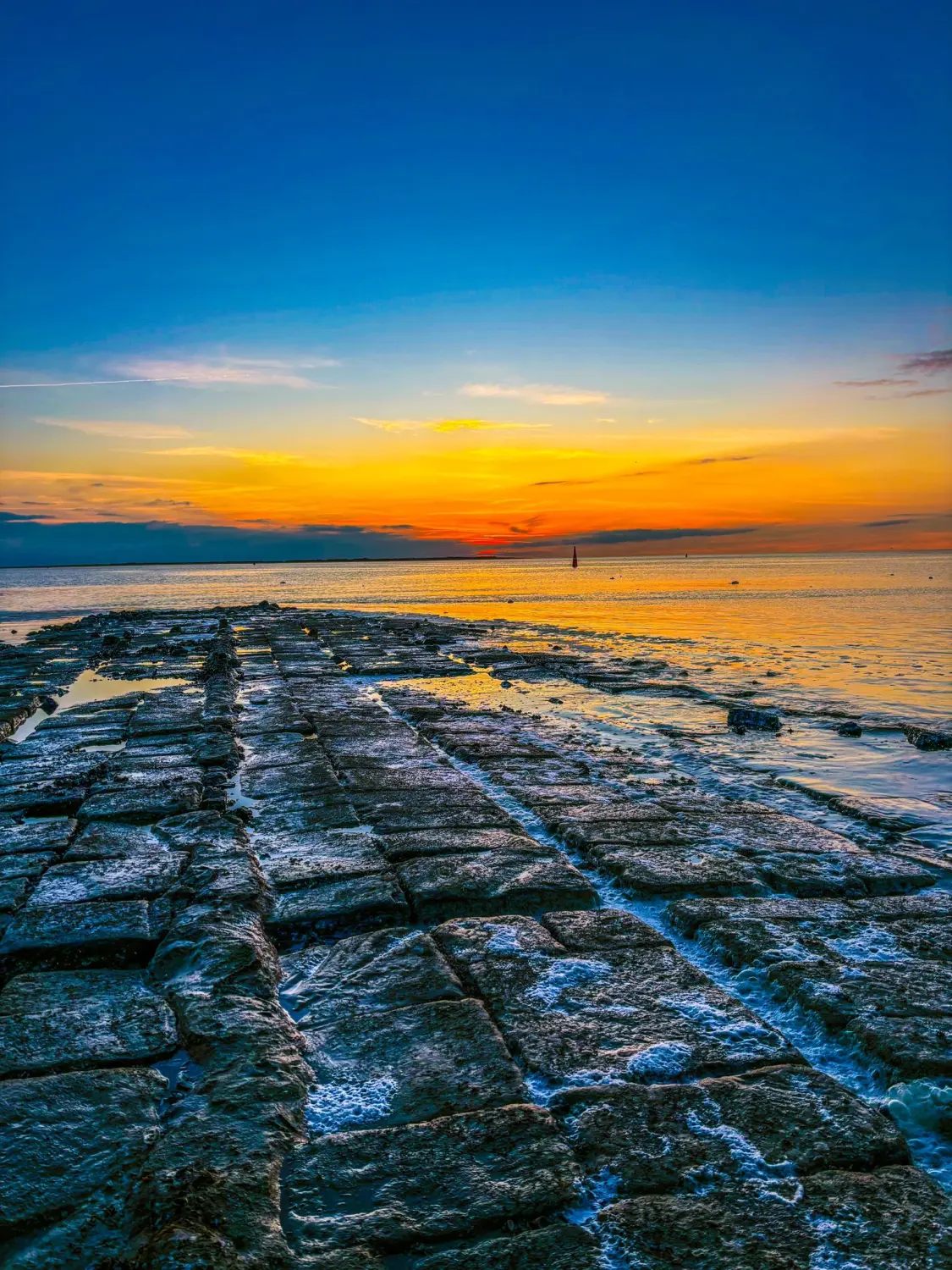 Wohnung Inselschatz Sonnenaufgangsblau über dem Meer und der felsigen Bucht