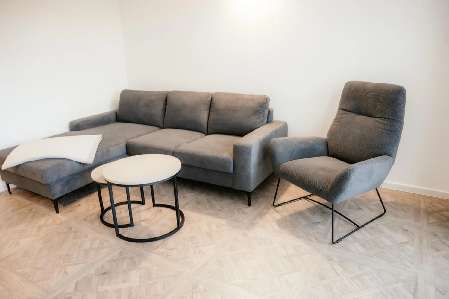 Wohnung E-24 Hausinnentisch Stuhl von Vermietservice Ilyes