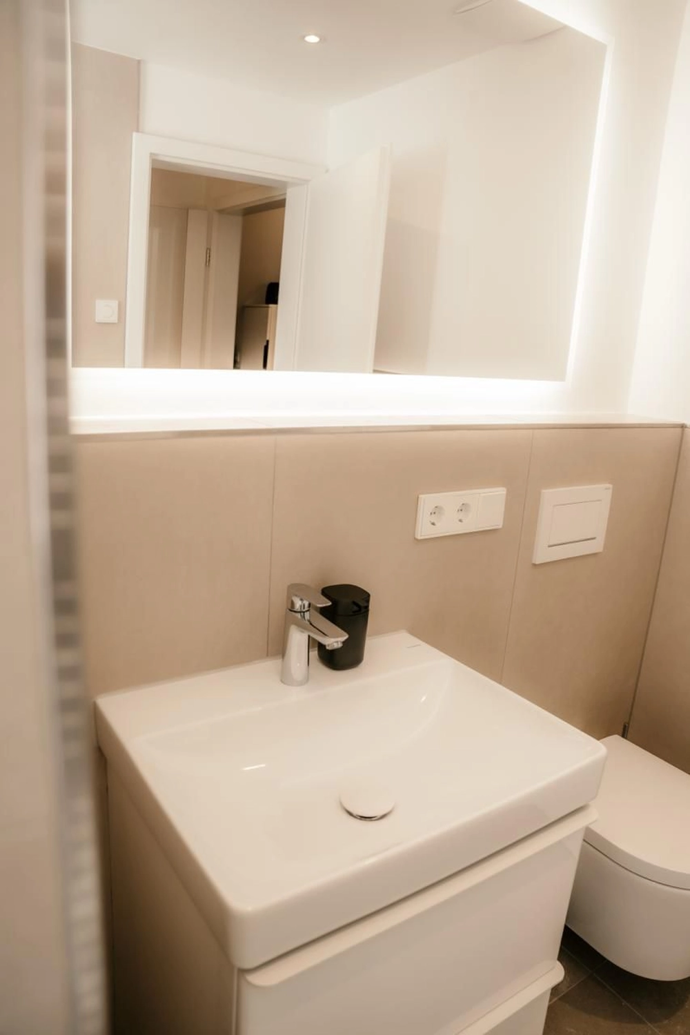 Wohnung E-24 Hausinnentisch Stuhl von Vermietservice Ilyes