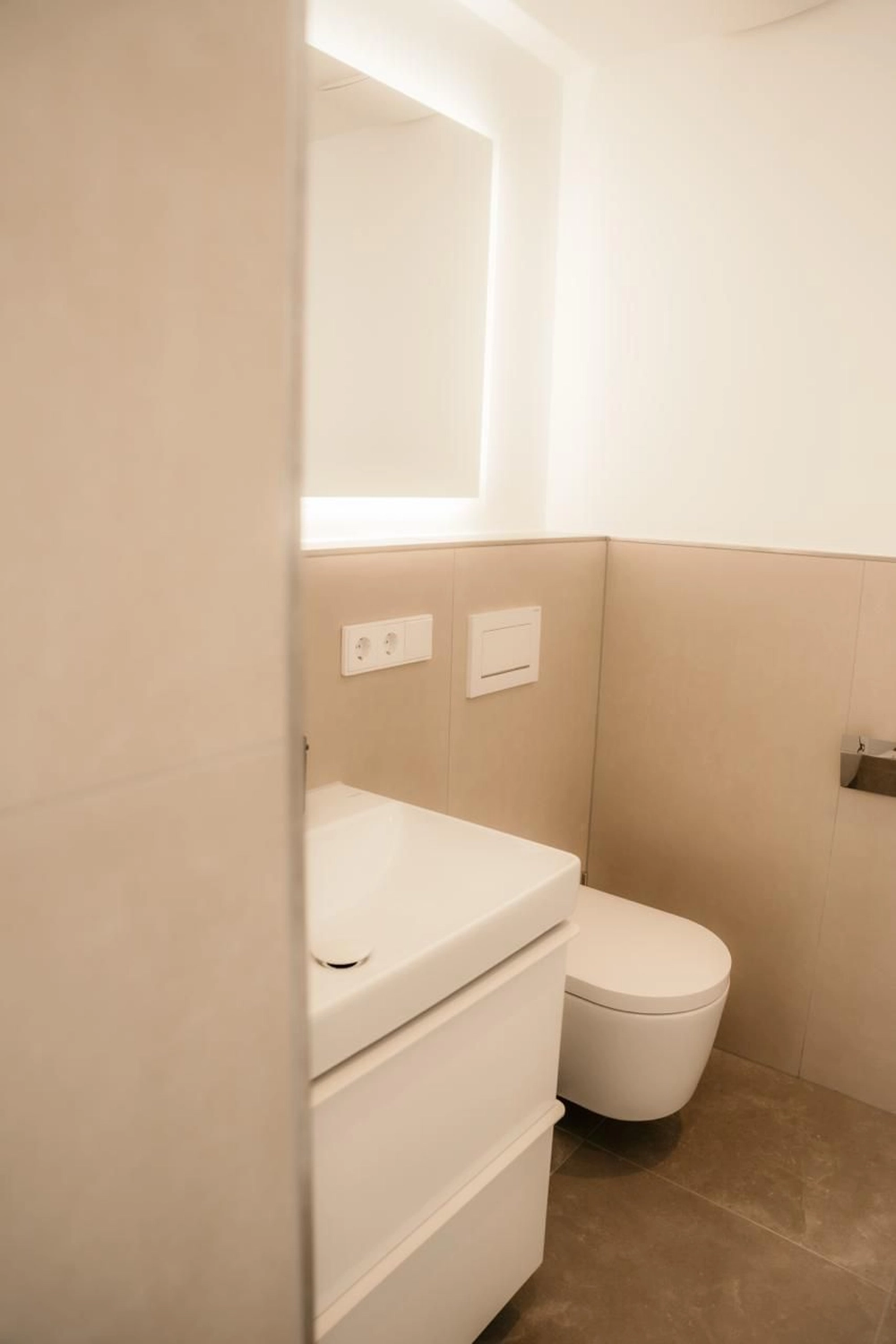 Wohnung E-24 Hausinnentisch Stuhl von Vermietservice Ilyes