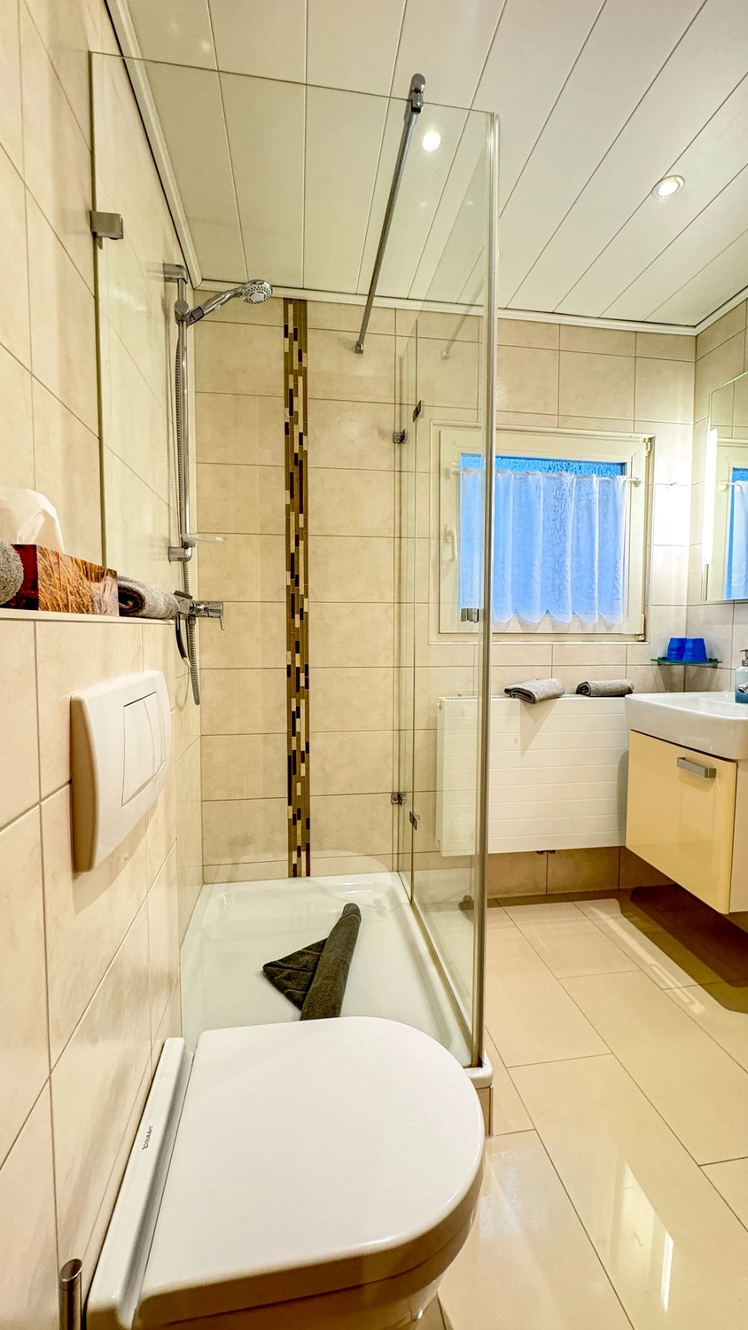 Wohnung ELF Esstisch und Stühle von Vermietservice Ilyes